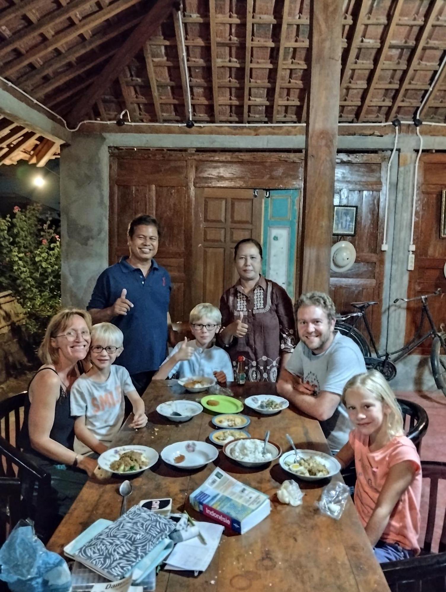 Rumah Ukhi Guest House Cebongan Zewnętrze zdjęcie