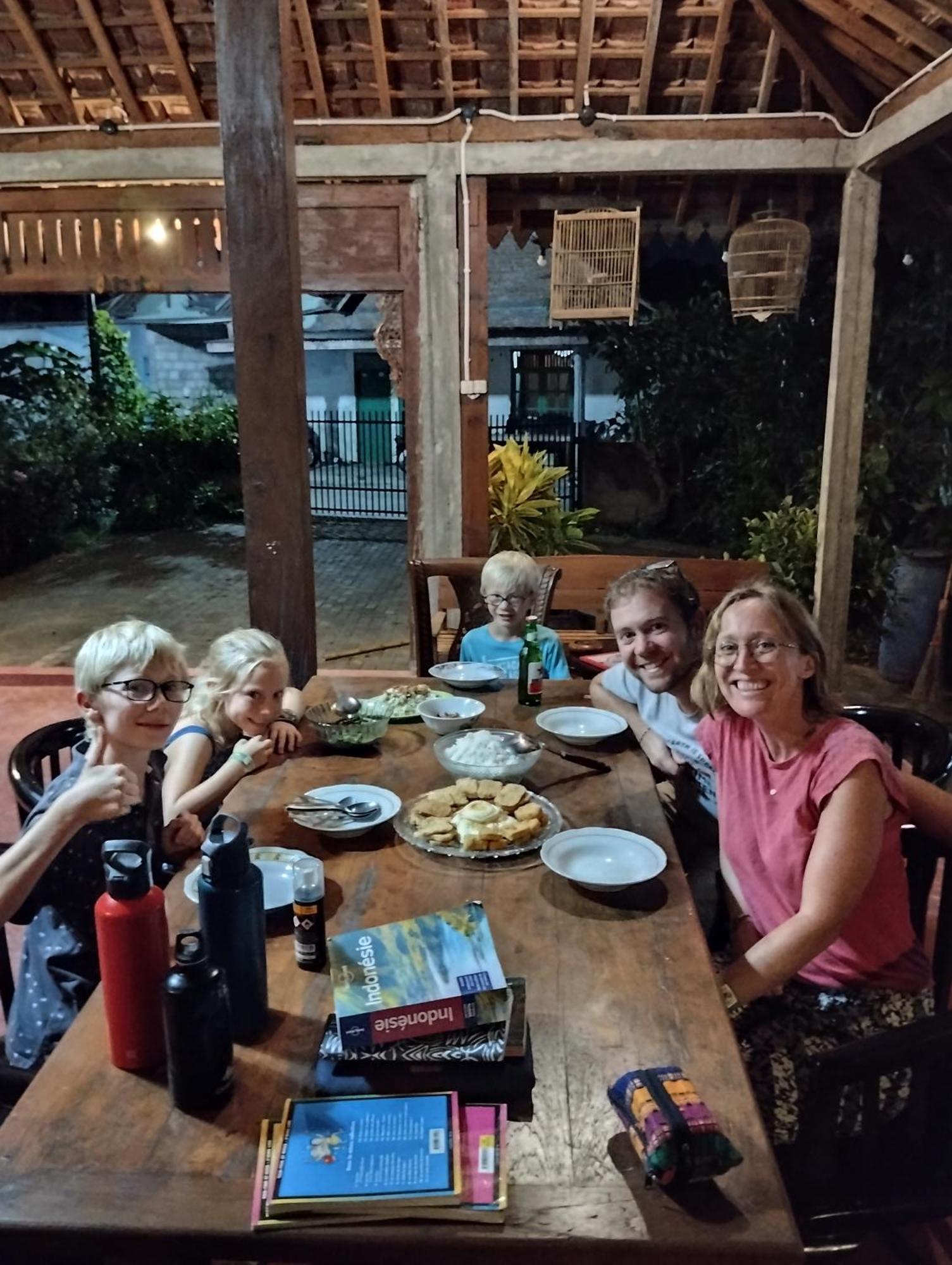 Rumah Ukhi Guest House Cebongan Zewnętrze zdjęcie